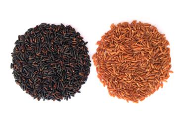 A circle of purple rice next to a circle of red rice.