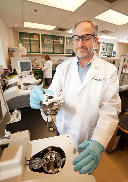 ARS physiologist David Baer analyzes diet study samples in the laboratory